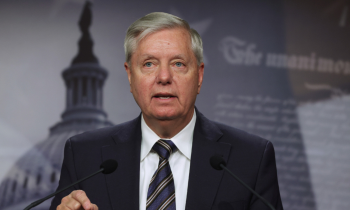 El senador Lindsey Graham (R-SC) habla durante una conferencia de prensa en el Capitolio de Estados Unidos, el 5 de marzo de 2021 en Washington. (Alex Wong/Getty Images)