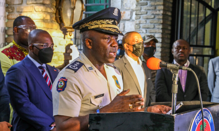 El director general de la policía de Haití, Leon Charles, habla durante una conferencia de prensa en Puerto Príncipe el 11 de julio de 2021. (Valerie Baeriswyl/AFP vía Getty Images)