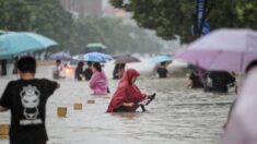 Mortal lluvia inunda ciudad de Zhengzhou, atrapando personas bajo tierra en el metro y trenes