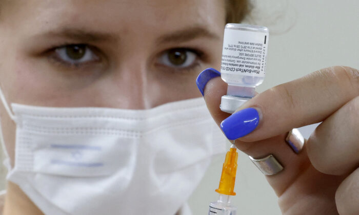 Una enfermera israelí prepara una dosis de la vacuna contra la COVID-19 de Pfizer/BioNTech del Magen David Adom en Tel Aviv el 5 de julio de 2021. (Jack Guez/AFP vía Getty Images)