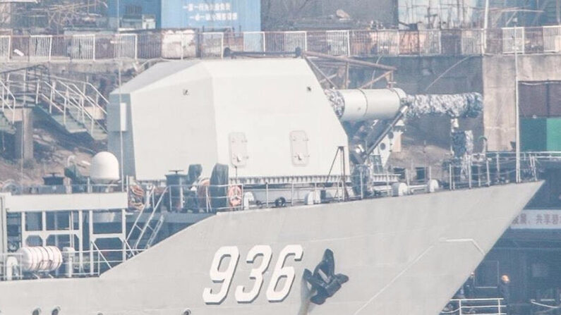 Una foto cargada por un internauta chino en Wuhan muestra que el barco de la Armada china Haiyangshan (Número 936) ahora está equipado con lo que parece ser un cañón de riel electromagnético. (Foto de Weibo)
