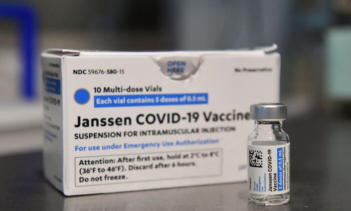 Las vacunas COVID-19 de Johnson & Johnson se ven en una mesa en Los Ángeles, California, el 7 de mayo de 2021. (Frederic J. Brown/AFP vía Getty Images)
