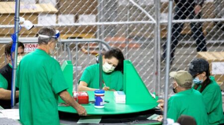 Auditores terminan el conteo de boletas electorales del condado de Maricopa en Arizona