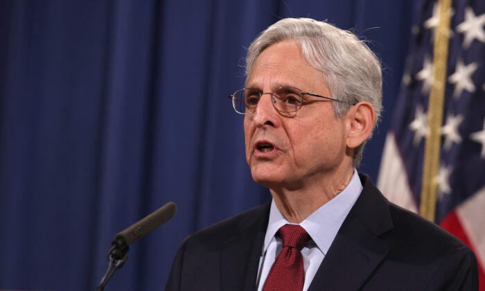 El fiscal general Merrick Garland habla en una conferencia de prensa, en el Departamento de Justicia, en Washington, el 25 de junio de 2021. (Anna Moneymaker/Getty Images)