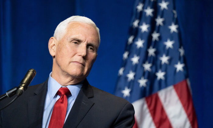 El exvicepresidente Mike Pence habla a una multitud durante un evento patrocinado por la organización Palmetto Family, en Columbia, Carolina del Sur, el 29 de abril de 2021. (Sean Rayford/Getty Images)