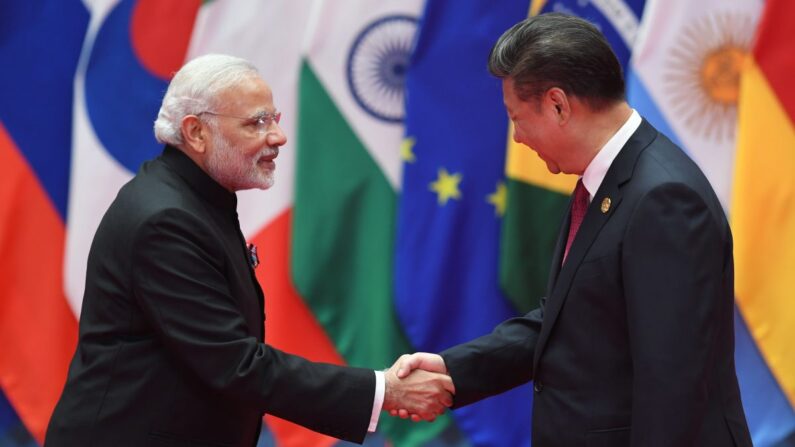 El primer ministro de India, Narendra Modi (I), estrecha la mano del líder de China, Xi Jinping, antes de la foto de familia de los líderes del G20 en Hangzhou, China, el 4 de septiembre de 2016. (Greg Baker/AFP/Getty Images)