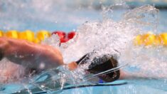 Nadador olímpico que entrenó en una piscina para niños durante la pandemia, gana el oro en Tokio