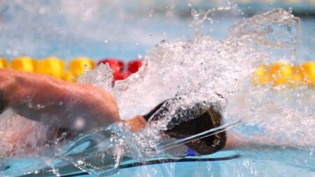 Nadador olímpico que entrenó en una piscina para niños durante la pandemia, gana el oro en Tokio