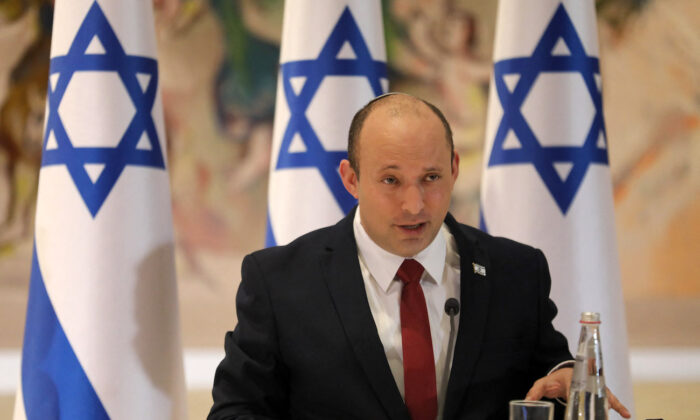 El primer ministro israelí, Naftali Bennett, preside la reunión semanal del gabinete en la Knesset, en Jerusalén, el 19 de julio de 2021. (Gil Cohen-Magen/Pool/ AFP vía Getty Images)