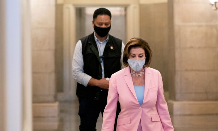 La presidenta de la Cámara de Representantes, Nancy Pelosi (D-Calif.), usando una mascarilla, sale del Capitolio de Estados Unidos en Washington el 25 de julio de 2021. (Stefani Reynolds/Getty Images)