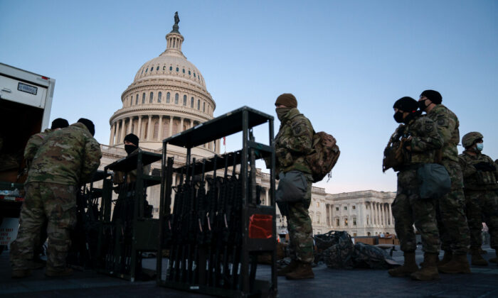 Entrega de armas a los miembros de la Guardia Nacional fuera del Capitolio de Estados Unidos, en Washington, el 13 de enero de 2021. (Stefani Reynolds/Getty Images)