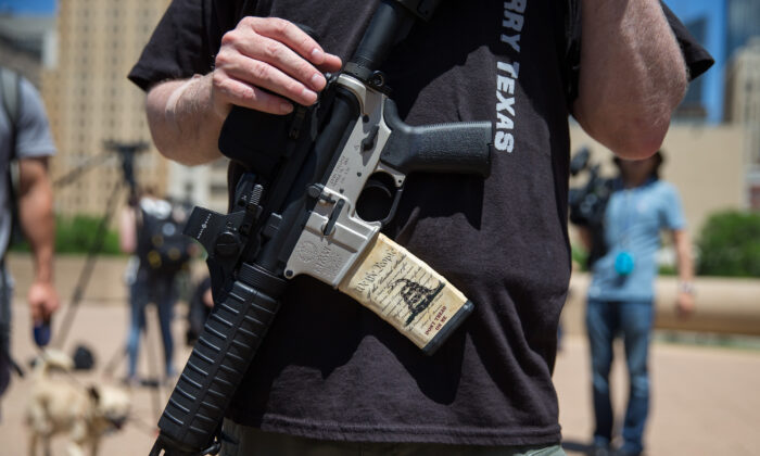Defensores de armas en la convención anual de la NRA en Dallas, Texas, el 5 de mayo de 2018. (Loren Elliott/AFP vía Getty Images)