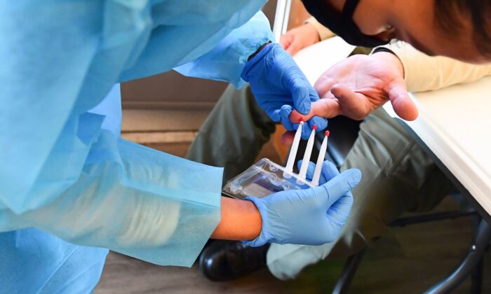 Una persona se somete a un test de anticuerpos COVID-19 en Pico Rivera, California, el 17 de febrero de 2021. (Frederic J. Brown/AFP vía Getty Images)