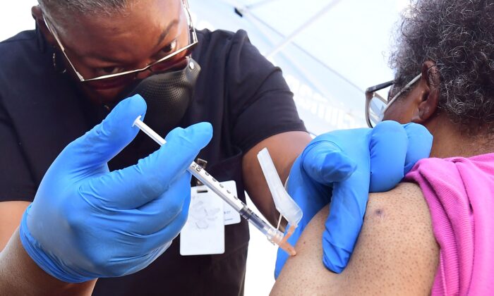 Una enfermera administra la vacuna COVID-19 de Pfizer a una mujer en Los Ángeles, California, el 16 de julio de 2021. (Frederic J. Brown/AFP vía Getty Images)
