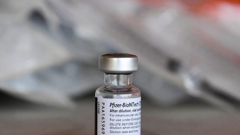 Un vial de la vacuna COVID-19 de Pfizer en Los Ángeles, California, el 9 de julio de 2021. (Frederic J. Brown/AFP a través de Getty Images)