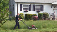 Policía de Rhode Island corta césped de una mujer de 73 años al ver el patio lleno de maleza