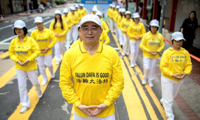 Practicantes de Falun Gong participan en una marcha en Hong Kong el 27 de abril de 2019. (DALE DE LA REY/AFP vía Getty Images)