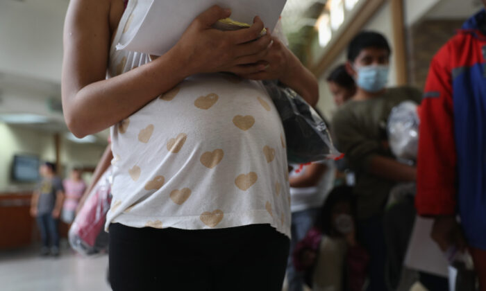 Mujer embarazada en una imagen de archivo. (John Moore/Getty Images)