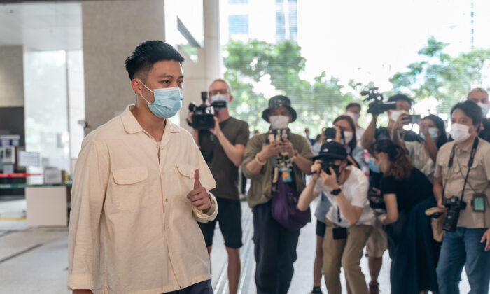 Un concejal de distrito a favor de la democracia, Lee Yue-shun, llega para una audiencia en los Tribunales de Magistrados de West Kowloon, en Hong Kong, China, el 8 de julio de 2021. (Anthony Kwan/Getty Images)