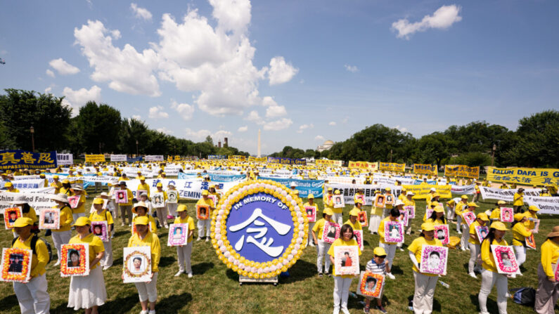 Los practicantes de Falun Gong se reúnen en Washington para conmemorar el 22° año de persecución en China, el 16 de julio de 2021. (Larry Dai/The Epoch Times)