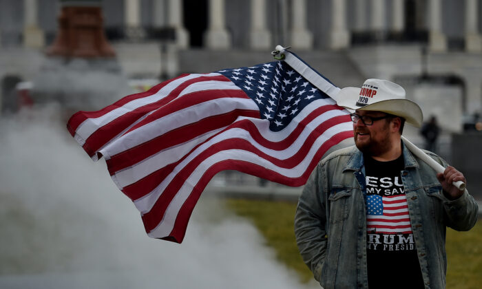 Partidarios del presidente Donald Trump celebran un rally frente al Capitolio mientras protestan por la próxima certificación del colegio electoral de Joe Biden como presidente en Washington, el 6 de enero de 2021. (OLIVIER DOULIERY/AFP vía Getty Images)
