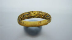 Explorador de metales descubre anillo de oro de 400 años de antigüedad con dos corazones grabados