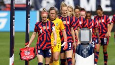 Federación de fútbol responde a reclamos de que equipo femenino faltó el respeto a veterano en el himno