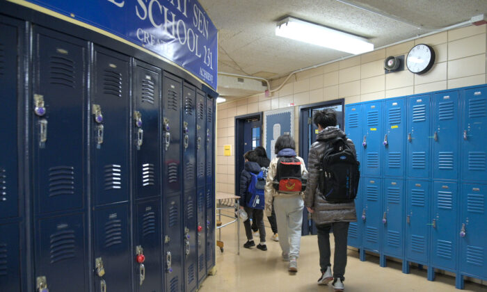 Los estudiantes ingresan a su salón de clases en una escuela secundaria en la ciudad de Nueva York, NY, el 25 de febrero de 2021. (Michael Loccisano/Getty Images)