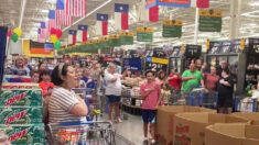 En emotivo momento patriótico clientes se detienen a cantar el himno nacional en un supermercado