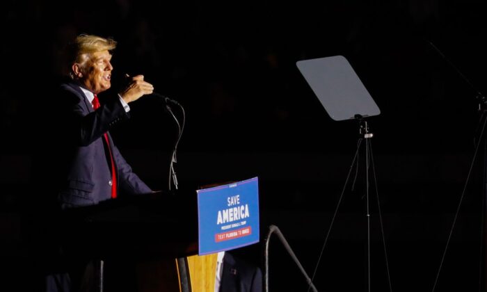El expresidente de Estados Unidos, Donald Trump, habla durante un mitin en Sarasota, Florida, el 3 de julio de 2021. (Eva Marie Uzcategui/Getty Images)
