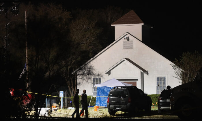 Los funcionarios encargados de hacer cumplir la ley reúnen pruebas tras un tiroteo masivo en la Primera Iglesia Bautista de Sutherland Springs en Sutherland Springs, Texas, el 6 de noviembre de 2017. (Scott Olson/Getty Images)