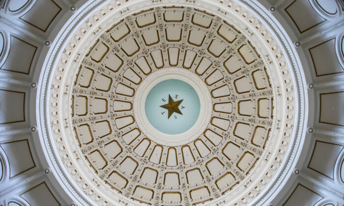 La luz brilla a través de la cúpula del Capitolio de Texas en Austin (Texas) el 13 de julio de 2021. (Montinique Monroe/Getty Images)