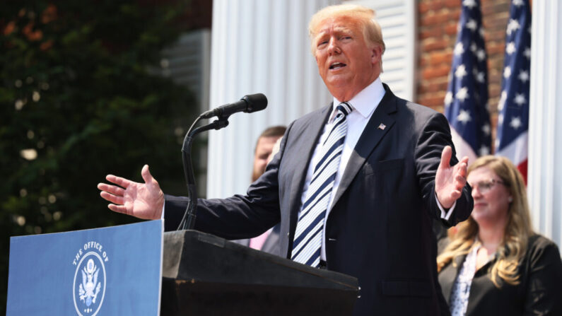 El expresidente de los Estados Unidos, Donald Trump, durante una conferencia de prensa en la que anunció una demanda colectiva contra las grandes empresas de tecnología en el Trump National Golf Club Bedminster en Bedminster, Nueva Jersey, el 7 de julio de 2021. (Michael M. Santiago/Getty Images)