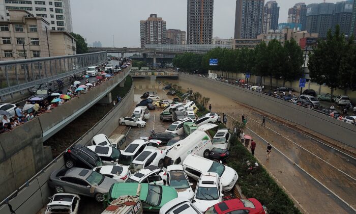 Una vista aérea muestra un cúmulo de coches a la entrada de un túnel después de que las fuertes lluvias afectaran a la ciudad de Zhengzhou, en la provincia central china de Henan, el 22 de julio de 2021. (NOEL CELIS/AFP vía Getty Images)