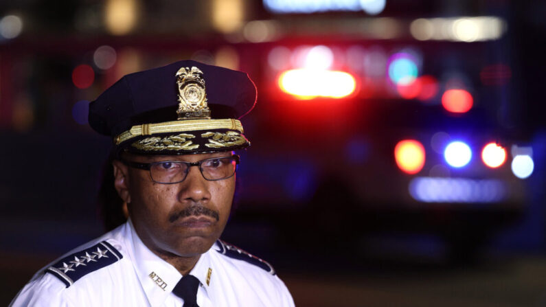 El jefe de policía, Robert Contee, habla con los periodistas, con la alcaldesa Muriel Bowser, tras un tiroteo en Washington el 22 de julio de 2021. (Anna Moneymaker/Getty Images)