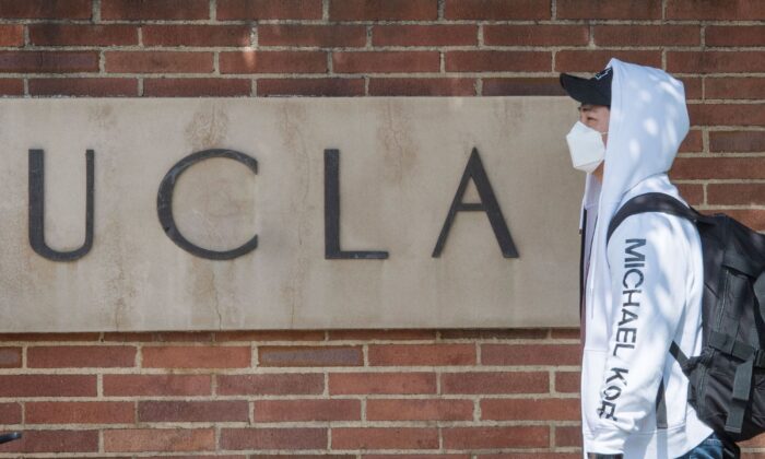 Un estudiante lleva una mascarilla en el campus de la universidad UCLA en Westwood, California, el 6 de marzo de 2020. (Mark Ralston/AFP vía Getty Images)