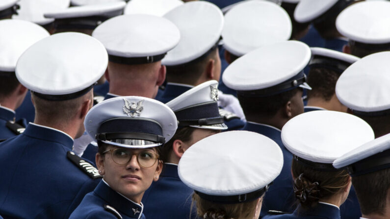Una cadete que se gradúa mira hacia el público durante la ceremonia de graduación 2019 en la Academia de la Fuerza Aérea de Estados Unidos en Colorado Springs, Colorado, el 30 de mayo de 2019. (Chet Strange/AFP vía Getty Images)