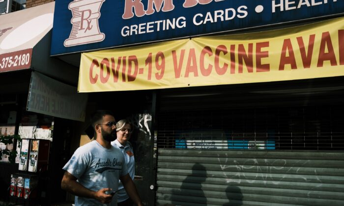 Una farmacia anuncia las vacunas anti-COVID en la ciudad de Nueva York, el 22 de julio de 2021. (Spencer Platt/Getty Images)