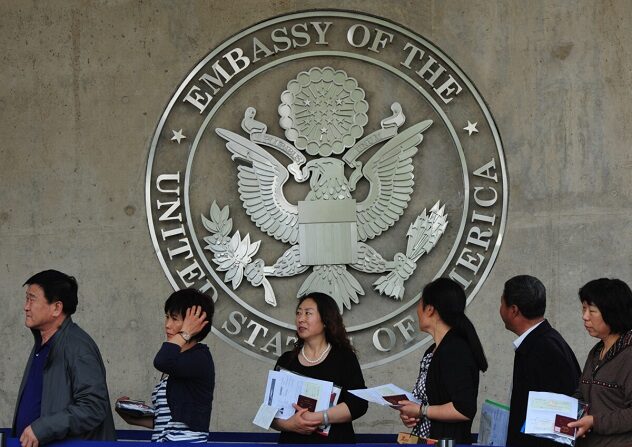 Ciudadanos chinos esperan para presentar sus solicitudes de visa en la Embajada de Estados Unidos en Beijing el 2 de mayo de 2012. (Mark Ralston/AFP/GettyImages)