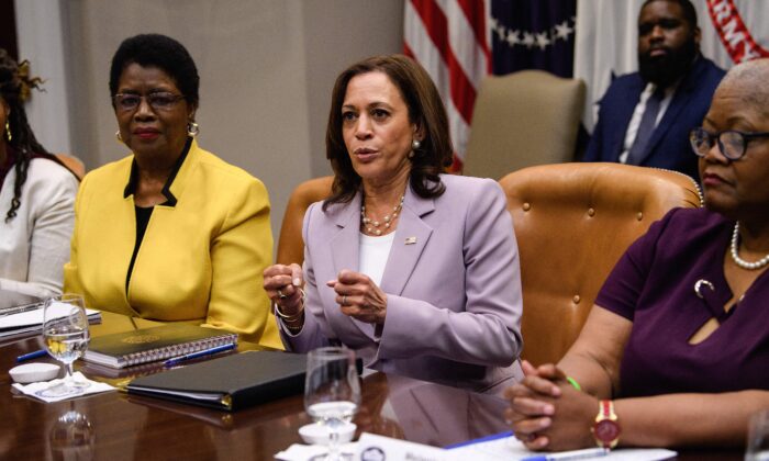 La vicepresidenta Kamala Harris habla durante una reunión sobre el derecho al voto en la Casa Blanca en Washington el 16 de julio de 2021. (Nicholas Kamm/AFP vía Getty Images)