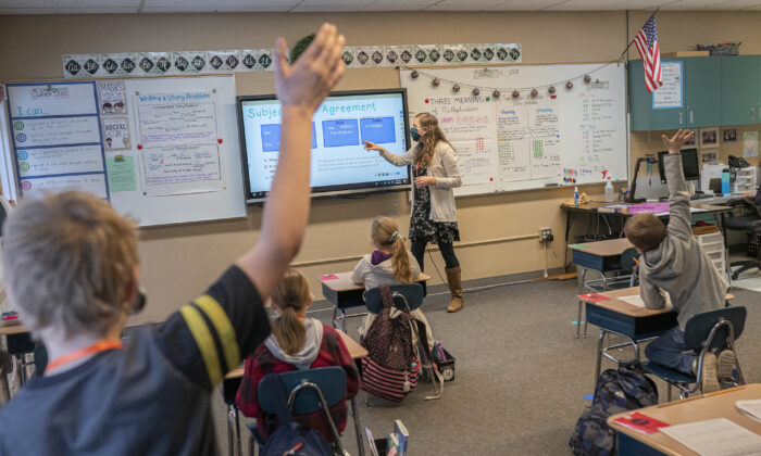 Estudiantes de tercer grado practican la gramática en una escuela primaria de Woodland, Washington. (Nathan Howard/Getty Images)
