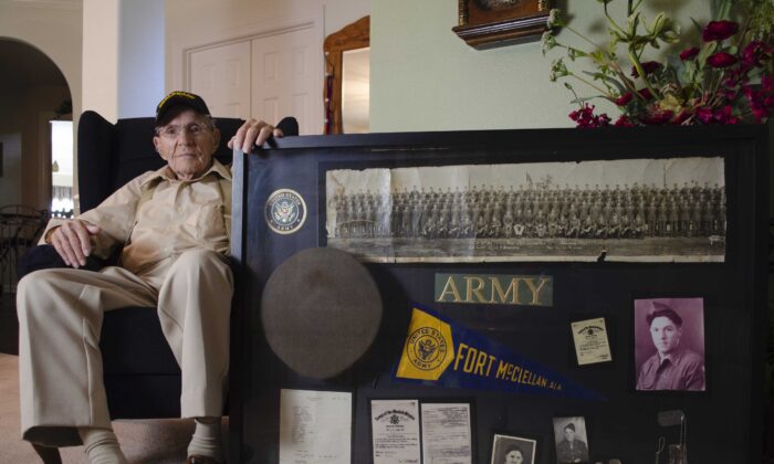 El veterano de la Segunda Guerra Mundial Wayne Perry en Willis, Texas. (Cortesía de Dustin Bass)
