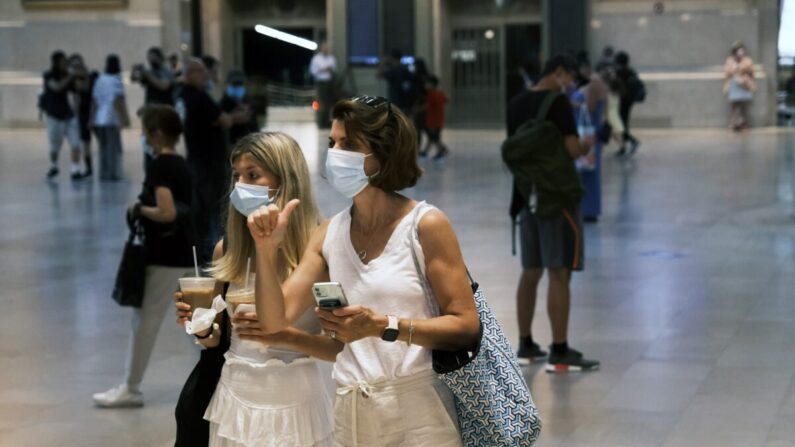 La gente usa mascarillas mientras camina en la Grand Central Terminal en la ciudad de Nueva York el 27 de julio de 2021. (Spencer Platt/Getty Images)