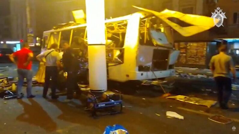 Dos personas murieron y 17 resultaron heridas en la explosión de un autobús de pasajeros en la ciudad de Vorozezh, a unos 520 kilómetros de Moscú (Rusia), que se produjo la noche del jueves 12 de agosto sin que haya trascendido la causa del suceso, según fuentes oficiales. EFE/EPA/Russian Investigative Committee