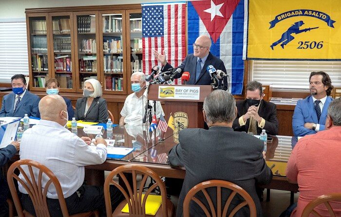 Orlando Gutiérrez-Boronat, líder de la Asamblea de la Resistencia Cubana, habla durante una reunión en la sede de la Brigada 2506, en Miami, Florida, Estados Unidos, el 18 de agosto de 2021. (EFE/EPA/Cristobal Herrera-Ulashkevich)