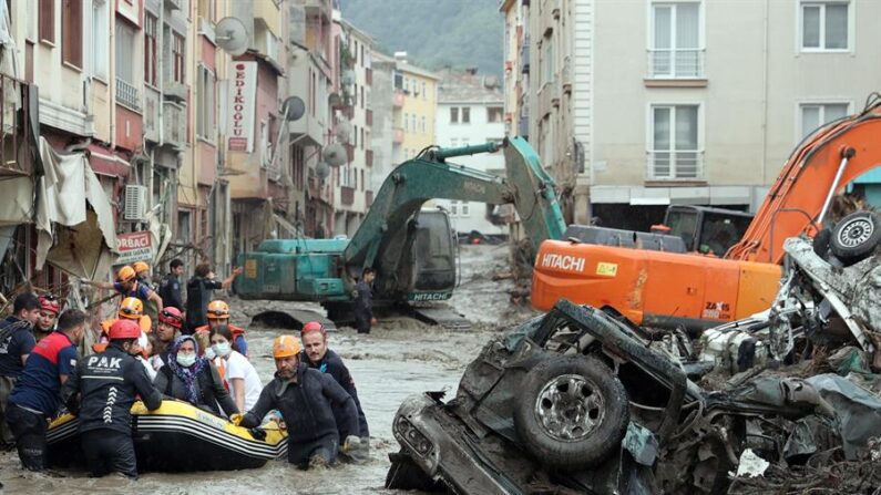 Al menos 27 personas han muerto en las riadas e inundaciones que afectan desde el miércoles a tres provincias en la costa norte de Turquía, informaron este viernes 13 de agosto las autoridades turcas. Foto tomada en Kastamonu (Turquía). EFE/EPA/Ibrahim Yozoglu