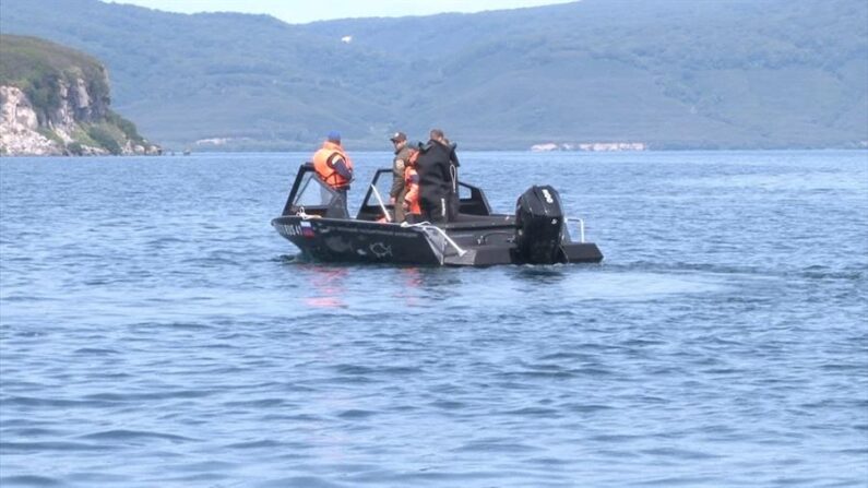 Buzos militares se suman a búsqueda de las víctimas del accidente aéreo en el lago Kuril, en la península de Kamchatka (Rusia). EFE/EPA/EMERCOM