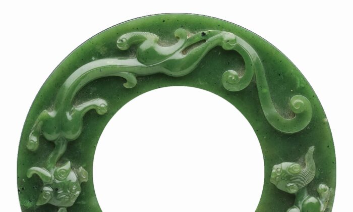 Este gran anillo de jade de la dinastía Qing ejemplifica el estilo original que influyó en la joyería china, como los brazaletes de jade, durante muchos años. (Cortesía del Museo del Palacio Nacional)