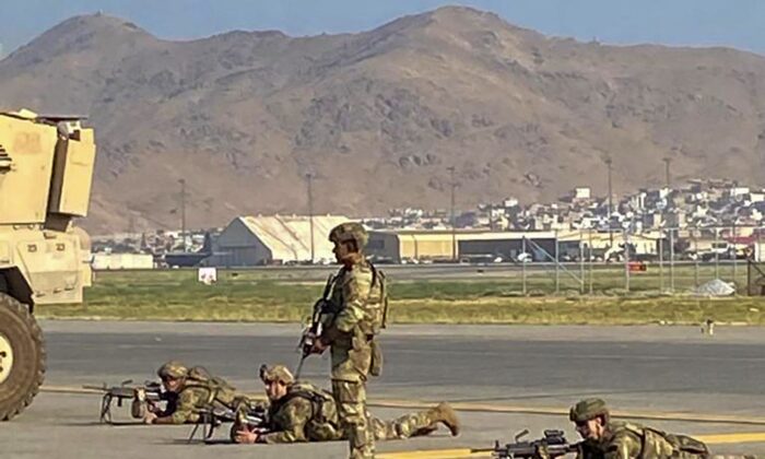 Soldados de EE. UU. toman sus posiciones mientras aseguran el aeropuerto en Kabul el 16 de agosto de 2021. (Shakib Rahmani/AFP vía Getty Images)