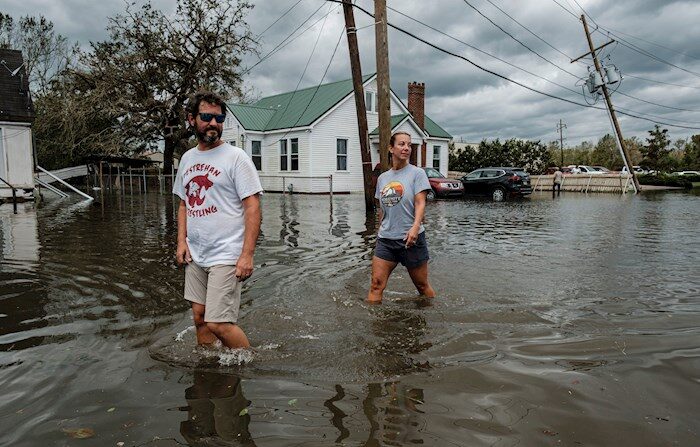 Dos personas caminan por un barrio inundado por el huracán Ida en Narco (Luisiana) el 30 de agosto de 2021. EFE/EPA/DAN ANDERSON
